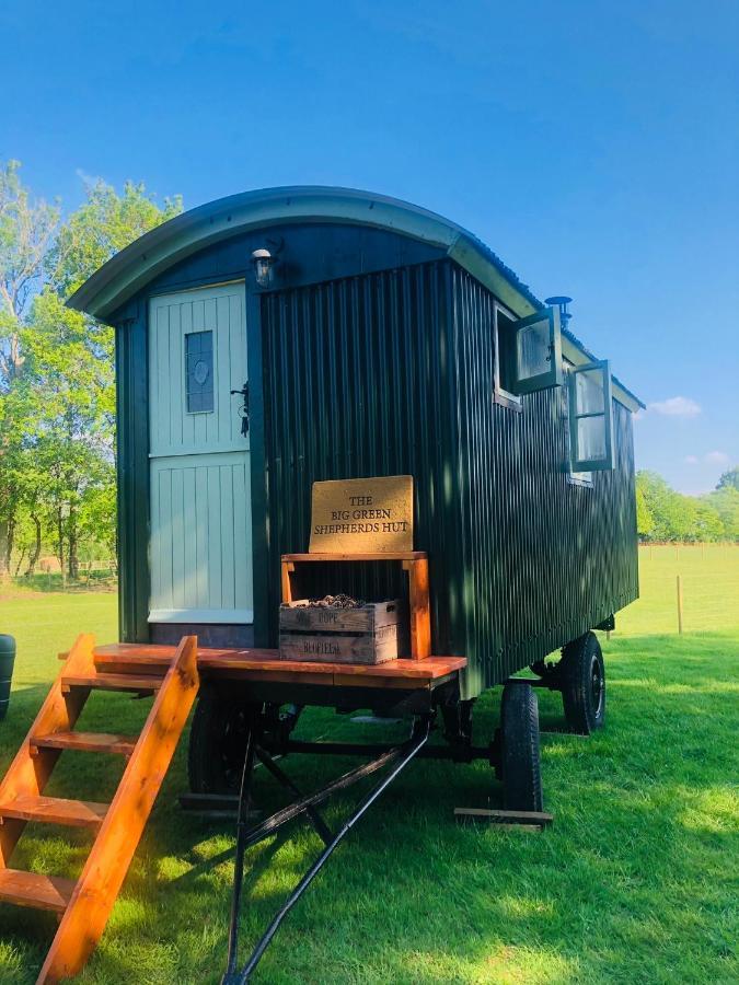 The Big Green Shepherds Hut Charlwood Eksteriør billede