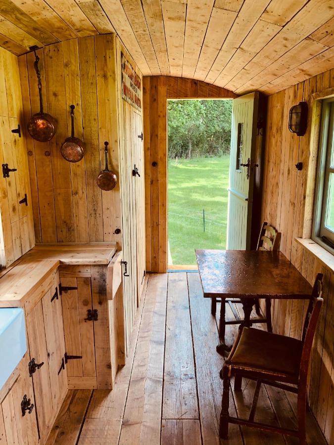 The Big Green Shepherds Hut Charlwood Eksteriør billede