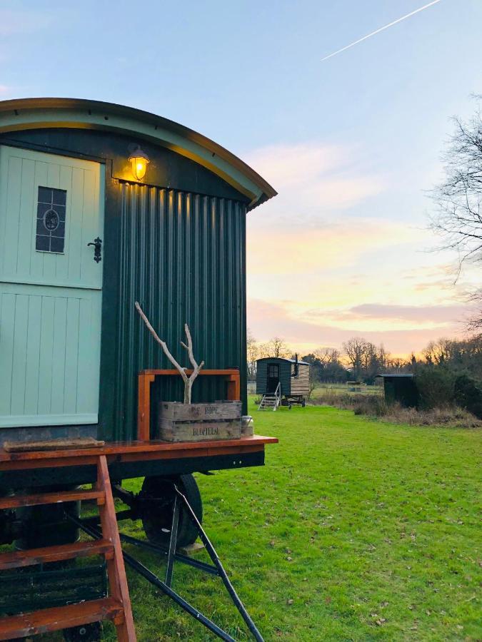 The Big Green Shepherds Hut Charlwood Eksteriør billede