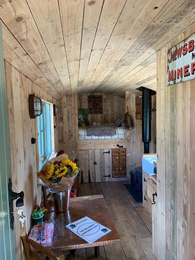 The Big Green Shepherds Hut Charlwood Eksteriør billede